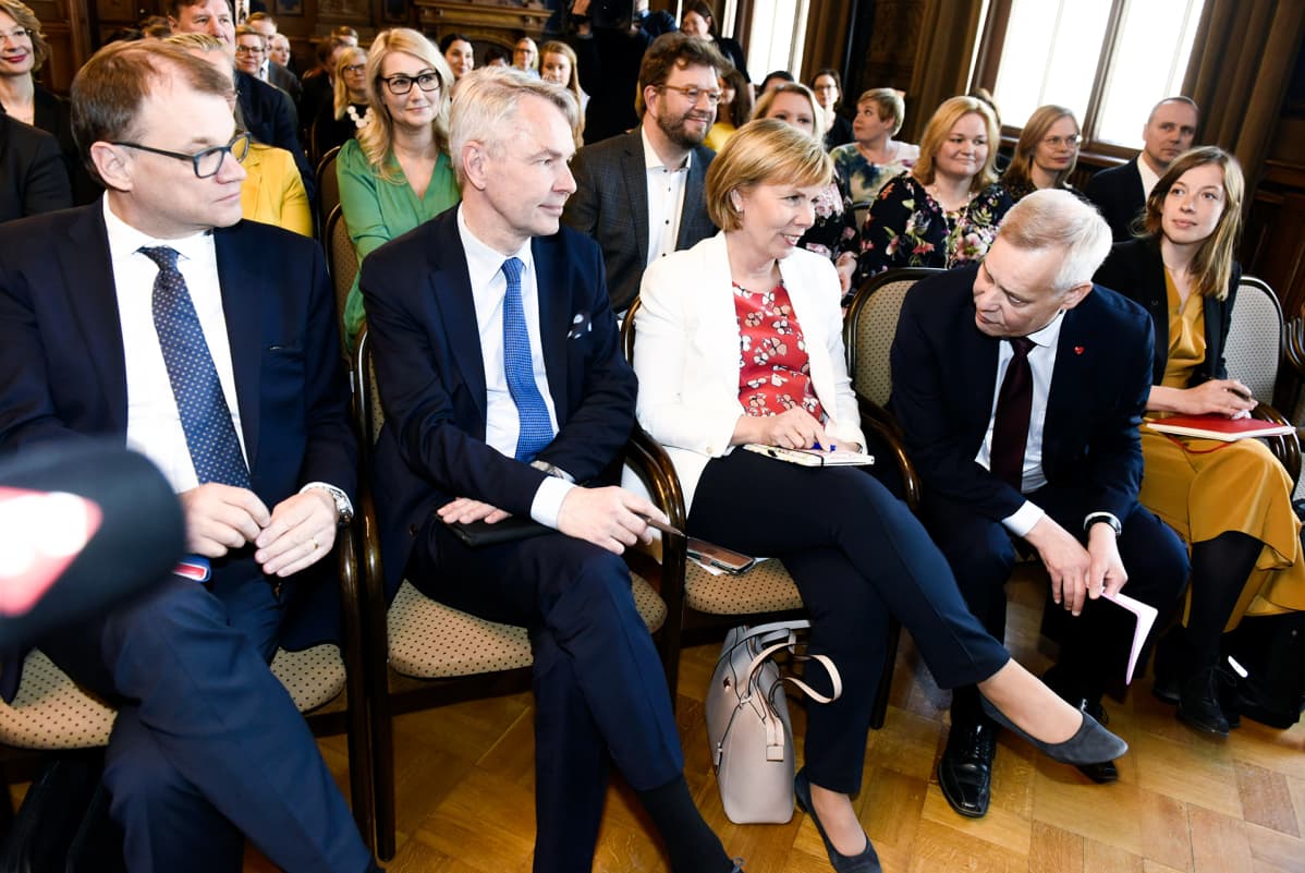 Puheenjohtajat Juha Sipilä (kesk.), Pekka Haavisto (vihr.), Anna-Maja Henriksson (rkp), hallitustunnustelija Antti Rinne (sdp) ja puheenjohtaja Li Andersson (vas.) hallitusneuvotteluissa, jotka alkoivat Säätytalossa 8. toukokuuta