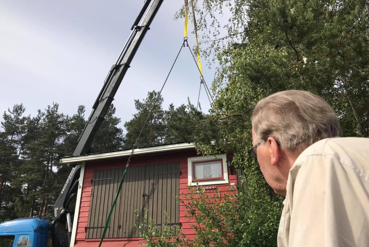 Esko Huhdan mökkiä viedään