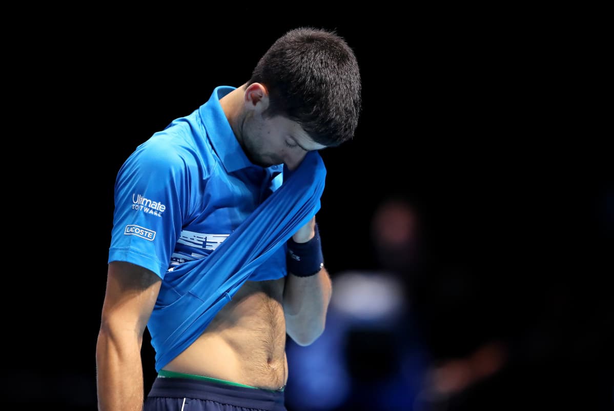 Novak Djokovic pää painuksissa.