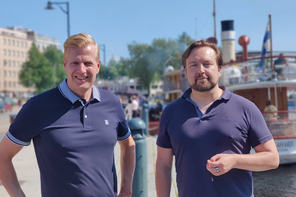 Miika Ranne ja Jan Strandholm Savonlinnan satamassa, joka täyttyy Oopperajuhlien ajaksi.