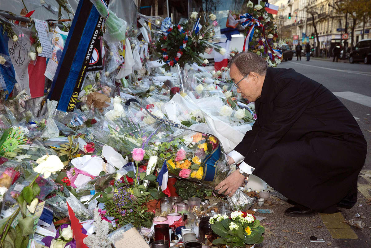 Ban Ki-moon laskemassa kukkia Bataclan-konserttisalin edessä Pariisissa 6. joulukuuta.