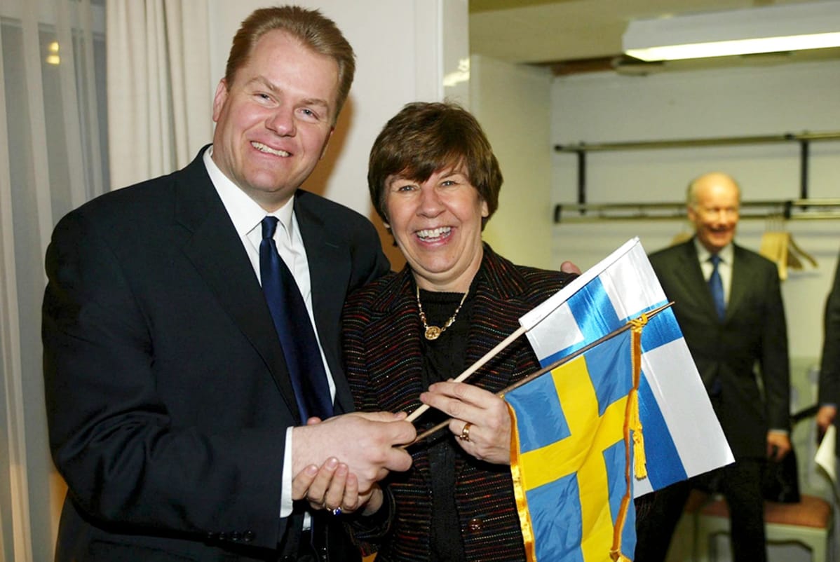 Soneran Harri Koponen ja Telian Marianne Nivert minilippujen kanssa.