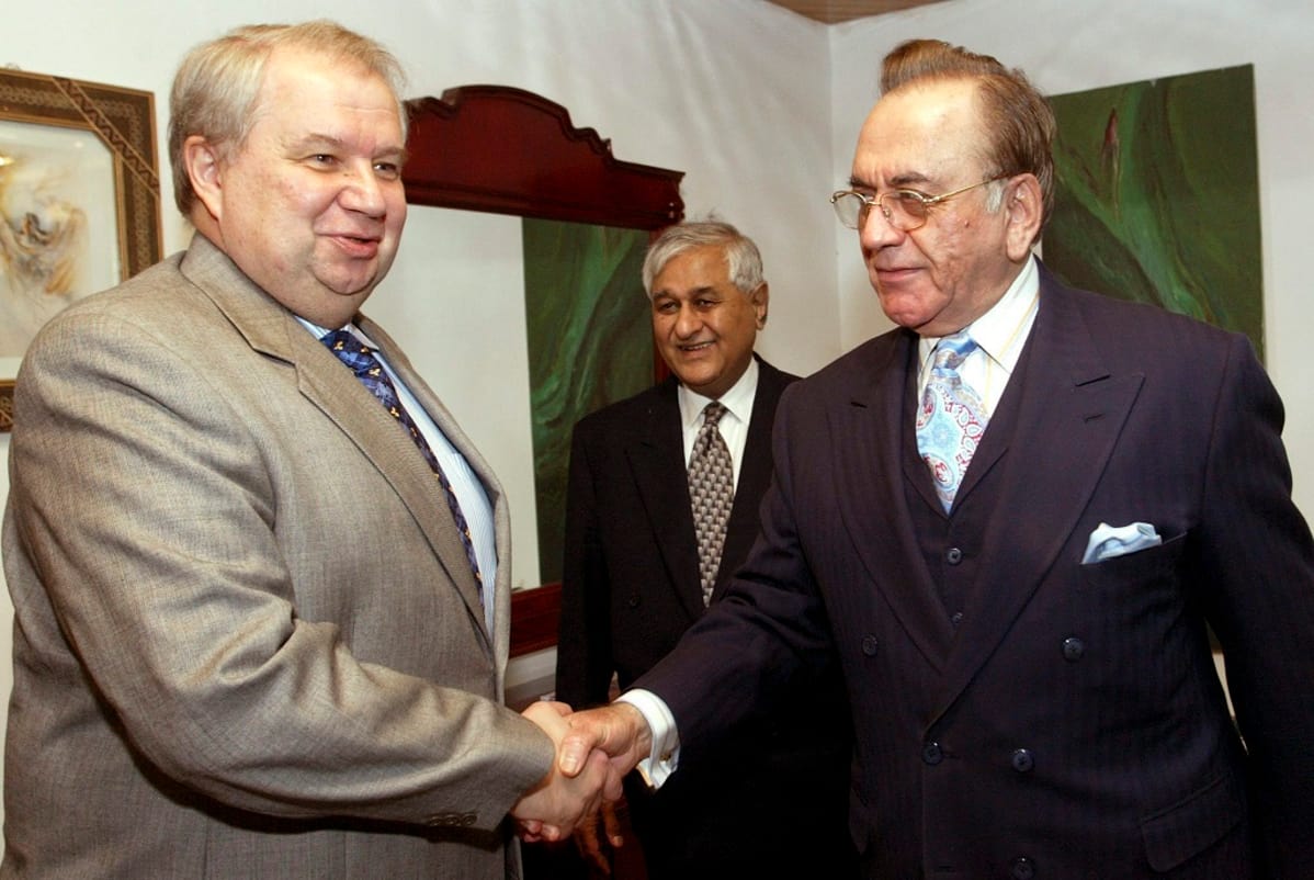 Kuvassa Sergei Kisljak oikealla kättelemässä Pakistanin silloista ulkoministeriä Khurshid Mahmood Kasuria Islamabadissa vuonna 2004.