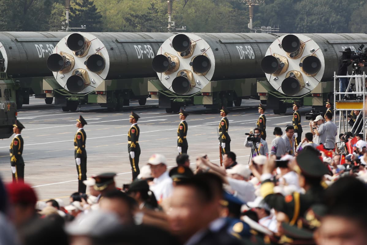 Kiinan mannertenvälisiä DF-5B ohjuksia sotilasparaatissa Tiananmenin aukiolla 1. lokakuuta.