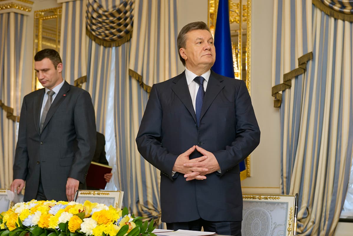 Ukrainan presidentti Viktor Janukovitš (oik.) ja oppositiojohtaja Vitali Klitško Kiovassa 21. helmikuuta.