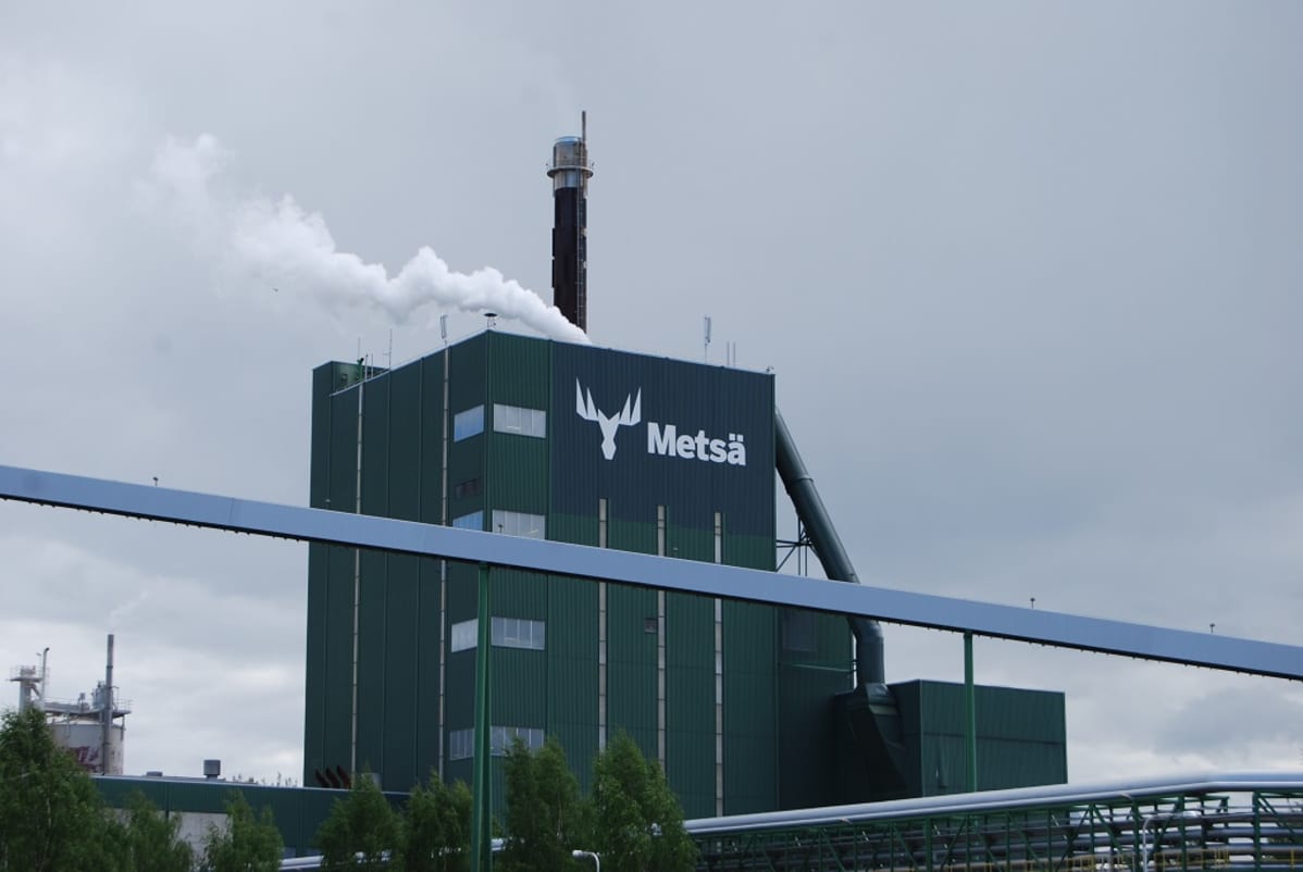 Äänekosken vanhan sellutehtaan noin 70 metriä korkea soodatehdas ja noin 90 metriä korkea piippu.