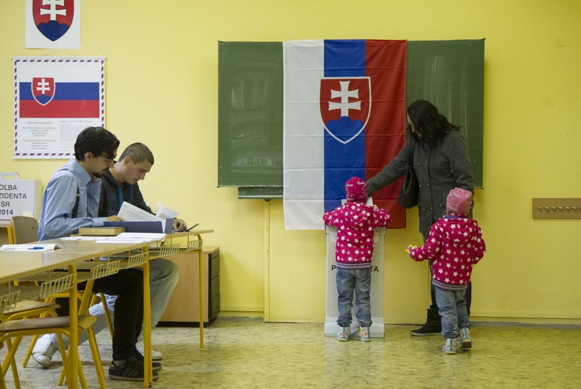 Slovakialainen nainen kävi lapsineen äänestämässä presidentinvaalissa Bratislavassa vuonna 2014. Slovakiassa lapsiluku vaikuttaa naisten eläkeikään.