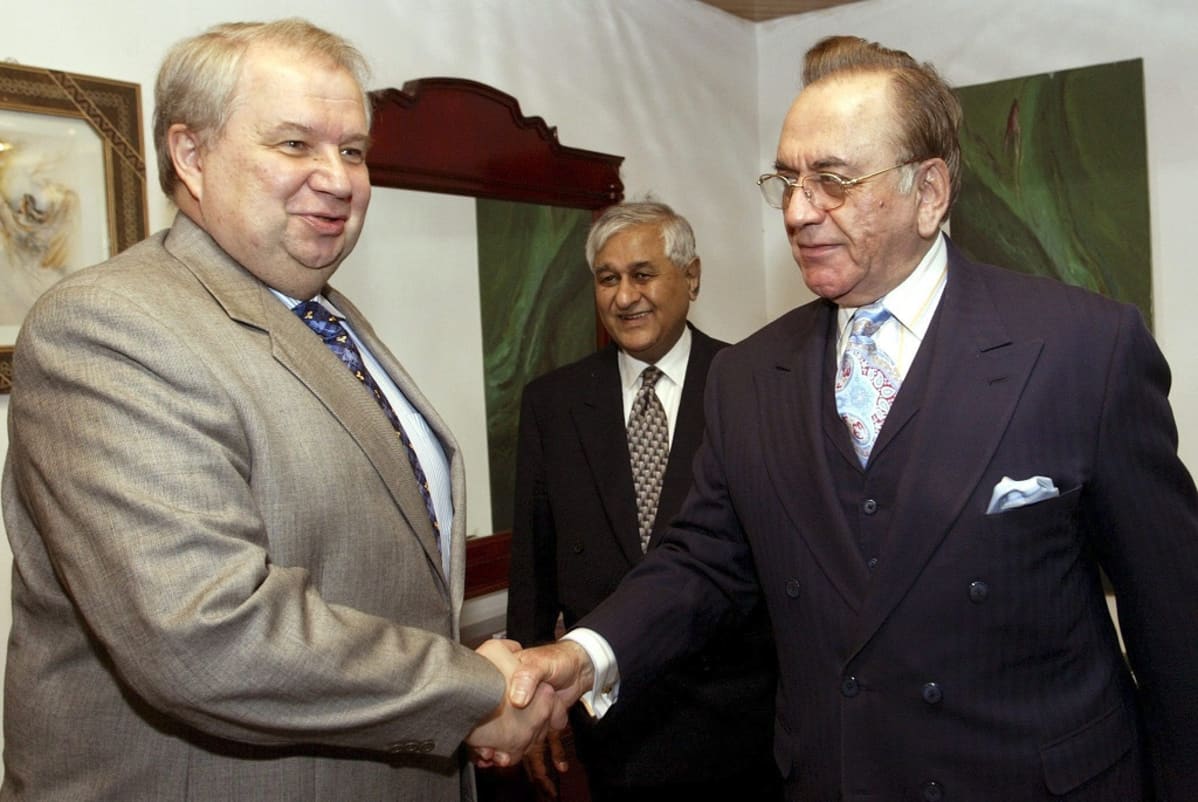 Kuvassa Sergei Kisljak oikealla kättelemässä Pakistanin silloista ulkoministeriä Khurshid Mahmood Kasuria Islamabadissa vuonna 2004.