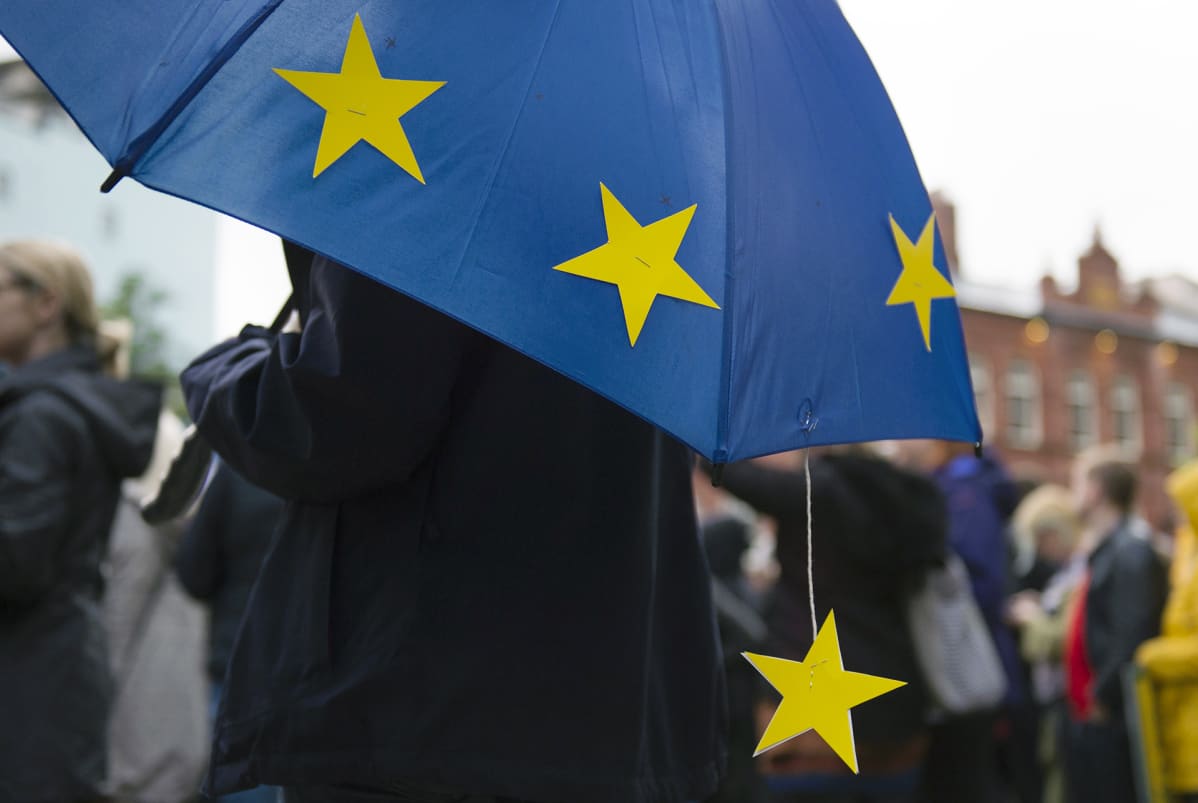 Keltaisia eu-tähtiä sateenvarjossa.