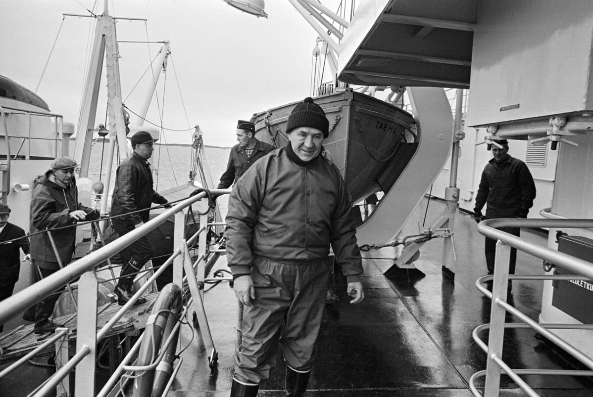 miehiä laivan kannella
