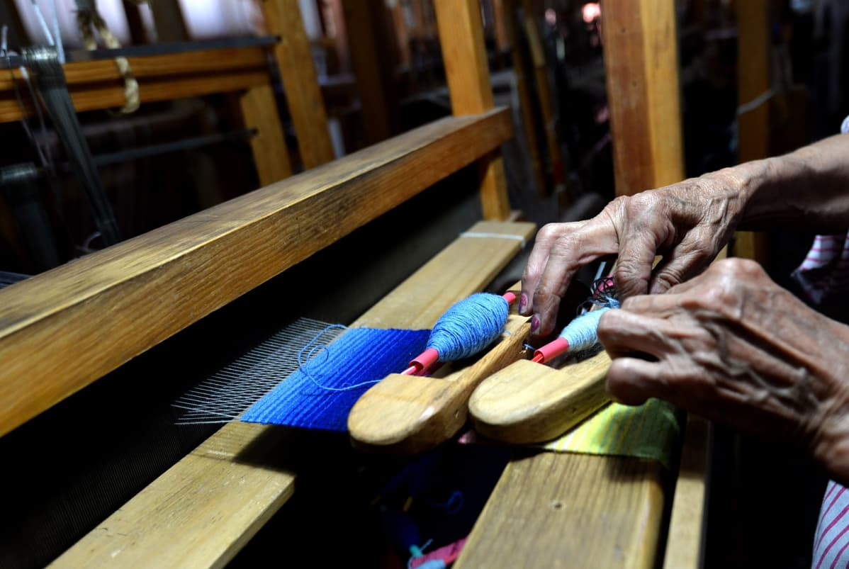 Meksikolainen käsityöläinen Mary Lopez tekemässä traditionaalista serape-villakangasta.