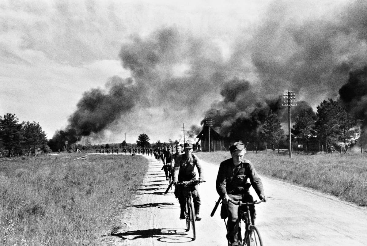 Suomalaiset sotilaat perääntymässä Äänislinnasta toinen päivä heinäkuuta 1944.