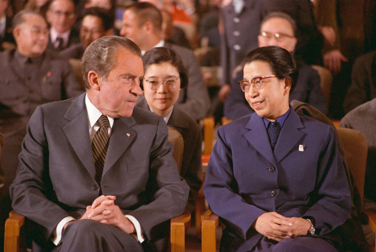 Yhdysvaltain presidentti Richard Nixon oopperassa. Maon vaimo Jiang Qingin kanssa valtiovierailulla vuonna 1972. Vaikutusvaltainen Jiang sai myöhemmin ehdollisen kuolemantuomion kulttuurivallankumouksen tapahtumien takia.