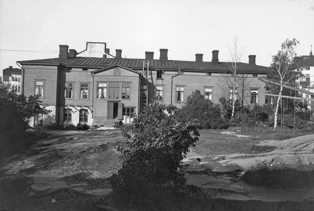 Merikatu 19-21. Emma Mäkisen turvakoti. Suomen ensimmäinen turvakoti, perustettu 1880 "langenneille naisille" eli prostituoiduille ja aviottomille äideille. Kuvattu n. 1920.
