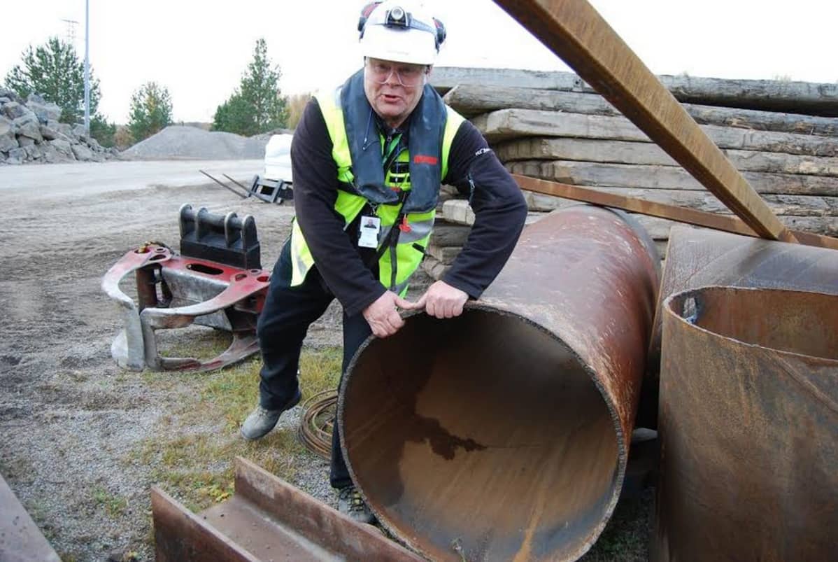 Metsä Fibren aluevastaava Risto Vimpari ja rautainen paalu.