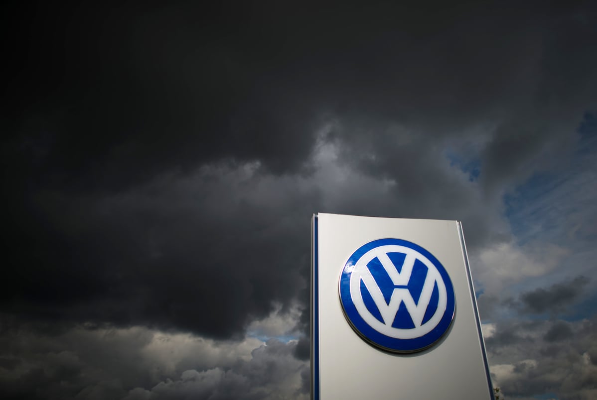 Volkswagenin logo tummaa taivasta vasten.