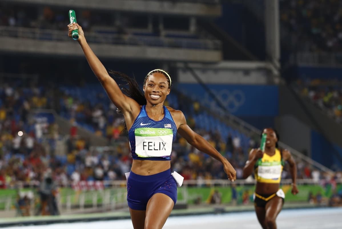 Allyson Felix ankkurina 4 x 400 metrillä Riossa.