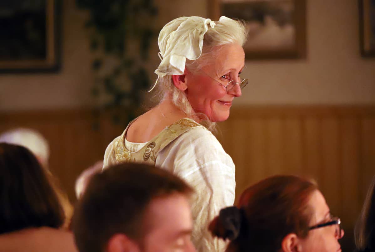 Mamselli Johanna palvelemassa vieraita