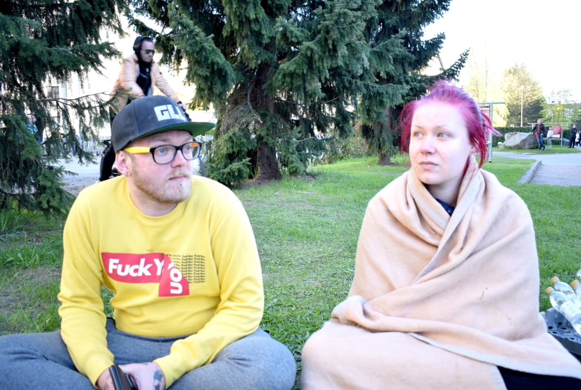 Keskuskartanon tulipalosta evakuoidut Jan-Eric Fröjdahl ja Amanda Saarinen