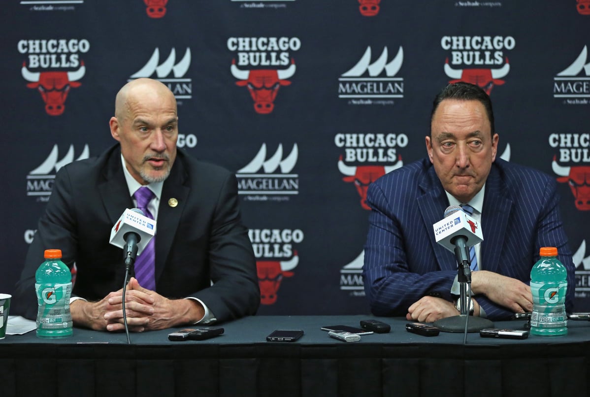 John Paxson (vas.) ja Gar Forman Chicago Bullsin johtoportaasta ovat tiukan pohdinnan edessä tulevallakin kaudella.