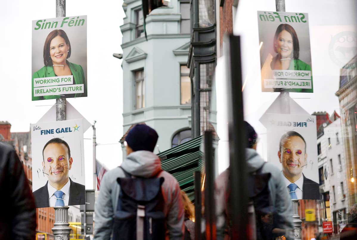 Parlamenttivaaleihin liittyviä katumainoksia Dublinissa.