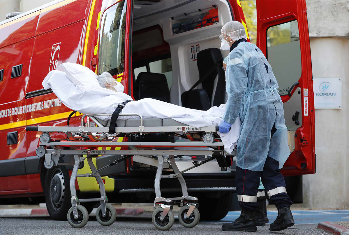 Vanhusta siirretään ambulanssiin.