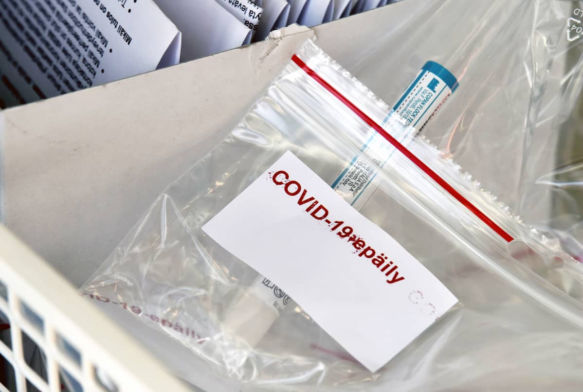 Koronvirussnäyte odottaa laboratoriotutkimusta drive-in testausasema Espoossa.
