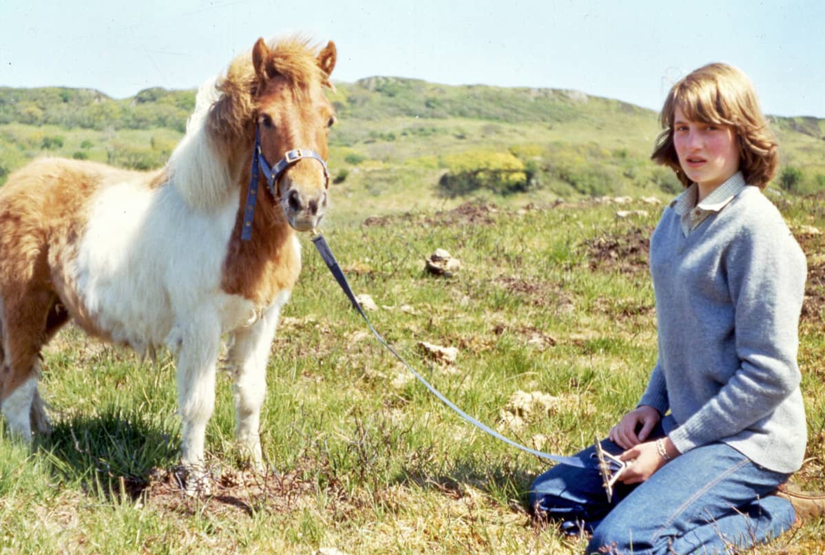 Diana 15-vuotiaana ponin kanssa.