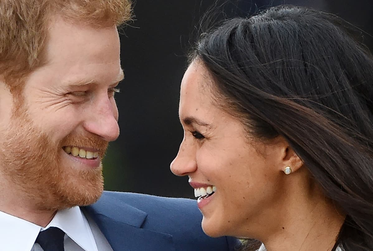 Prinssi Harry ja Meghan Markle hymyilevät onnellisena toisilleen.