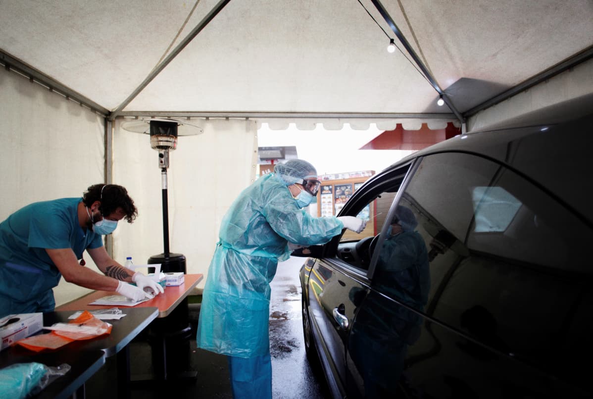 Ihmisiä testataan Coruñassa, Espanjassa sairaalan edustalle pystytetyssä teltassa, jonne testattava ajaa autollaan, eikä nouse autosta ulos näytteenoton ajaksi.