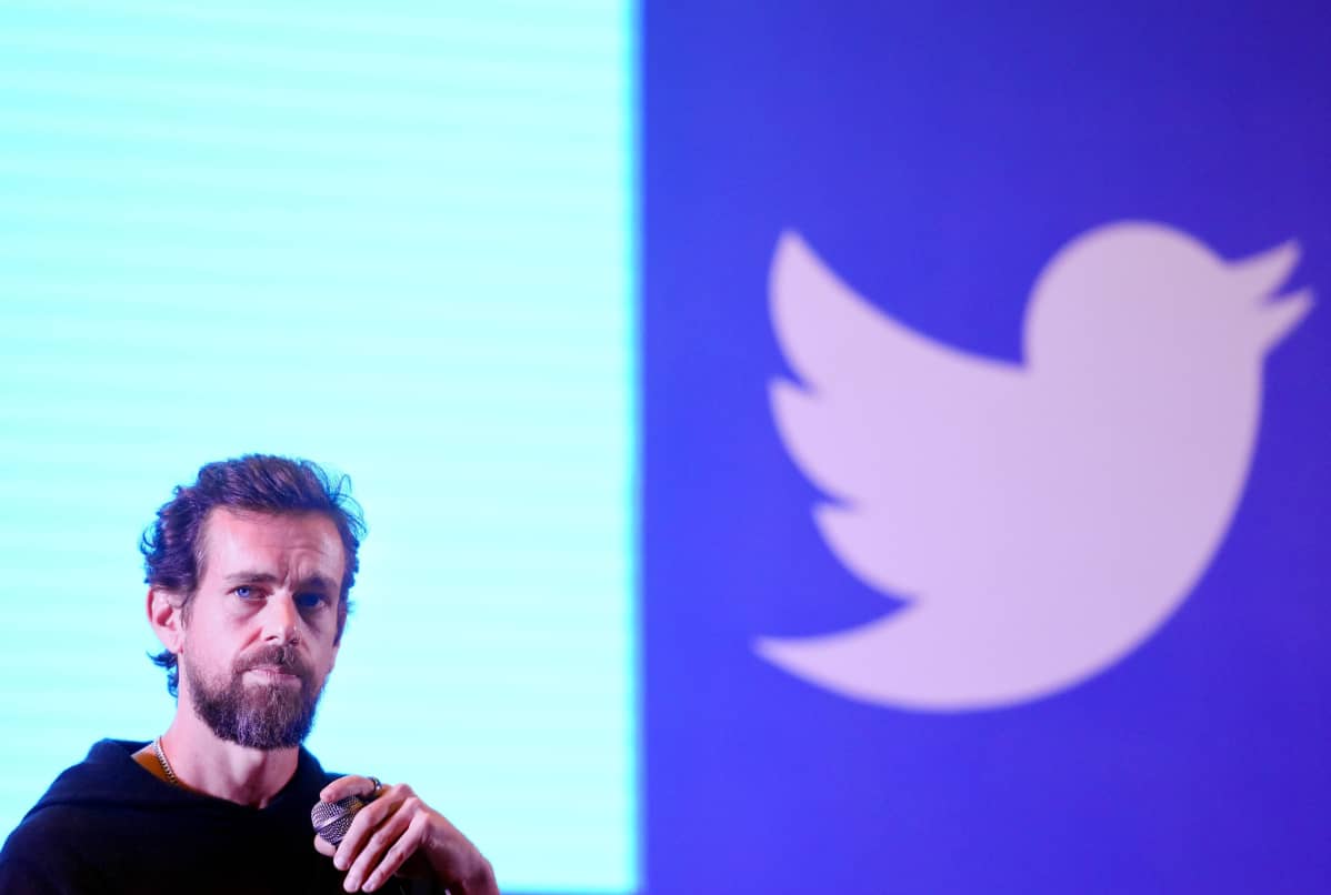 Jack Dorsey taustallaan Twitterin logo