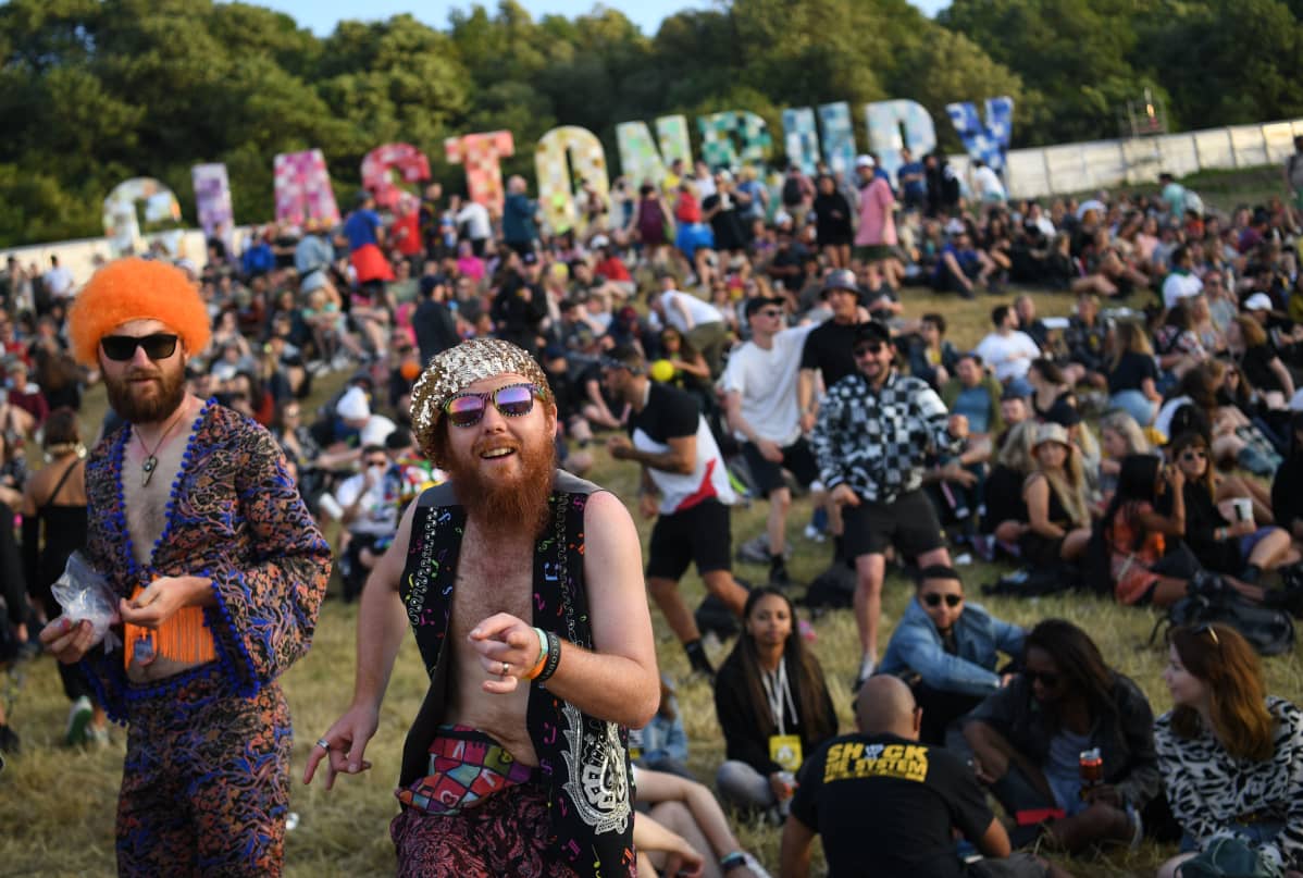 Festarikävijöitä Glastonburyssa.