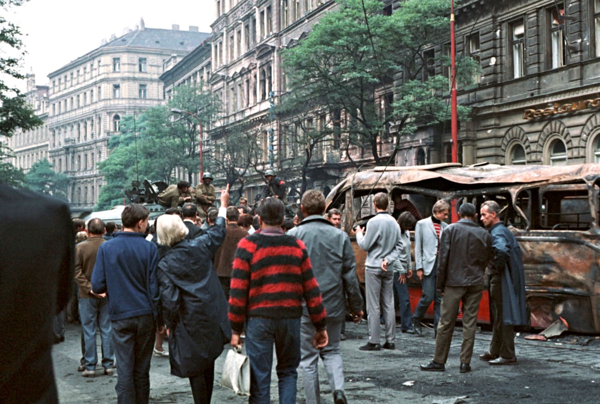 Neuvvostoliittolaisia tankkeja Prahan kadulla 1968.