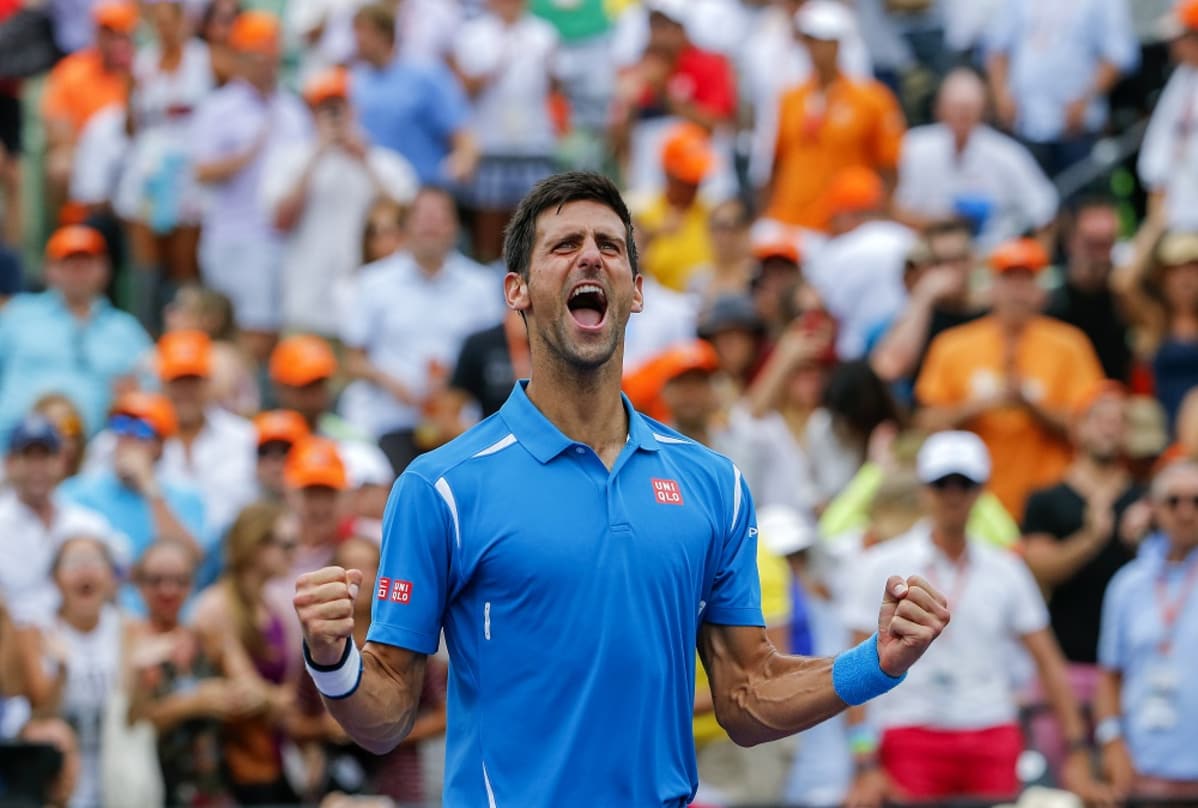 Novak Djokovic tuulettaa voittoa.