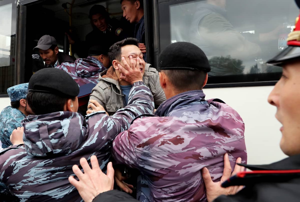 Poliisi pidätti opposition mieleosoittajia, jotka vaativat vapaita ja oikeudenmukaisia vaaleja Kazakstanissa.