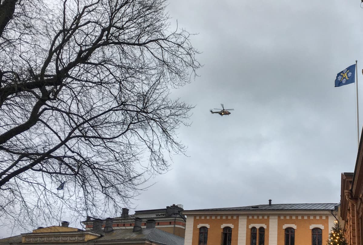 Helikopteri lentää Turun keskustassa.