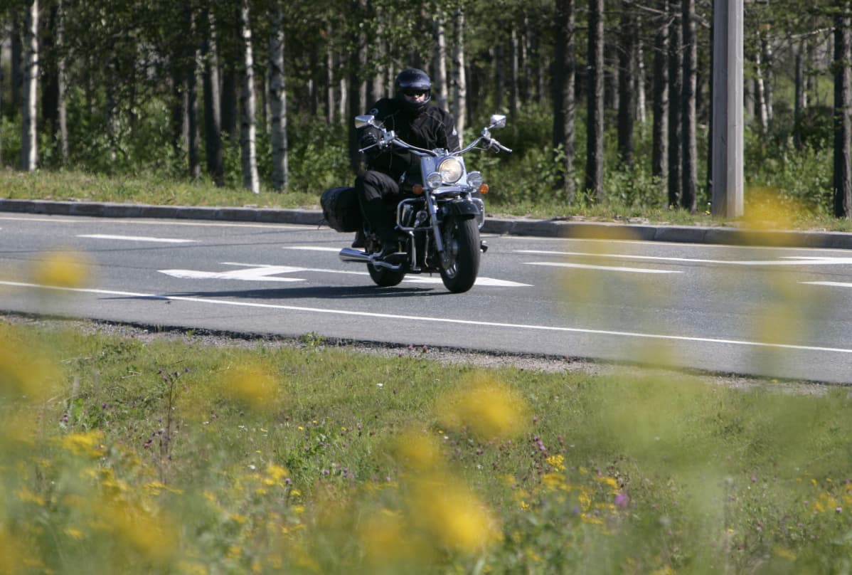 En person kör motorcykel.