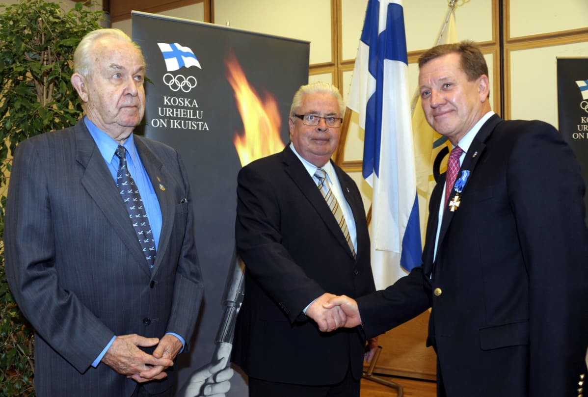 Jukka Uunila (vas.) ja Roger Talermo (oik.) ovat olympiakomitean entisiä puheenjohtajia. Keskellä jääkiekkovaikuttaja Kalervo Kummola.