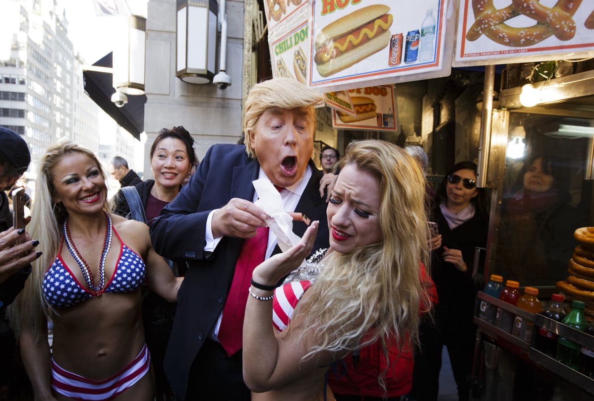 Donald Trumpin imitoija mielenosoituksessa Trump Towerin edustalla New Yorkissa lokakuussa 2016.