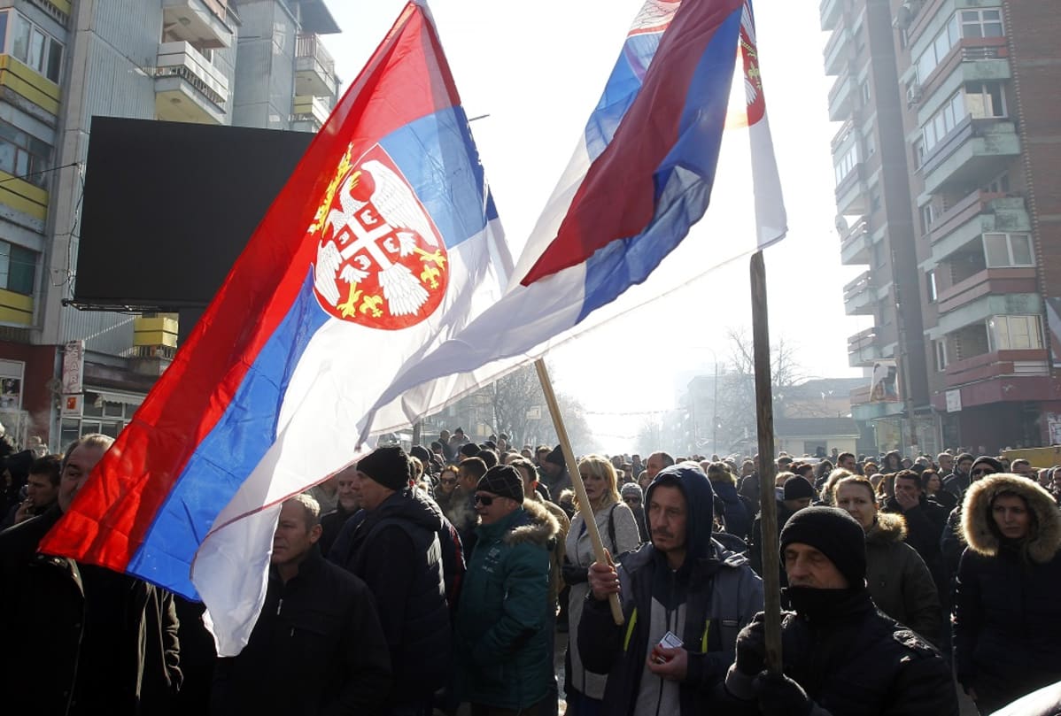 mielenosoitus ja serbian lippu