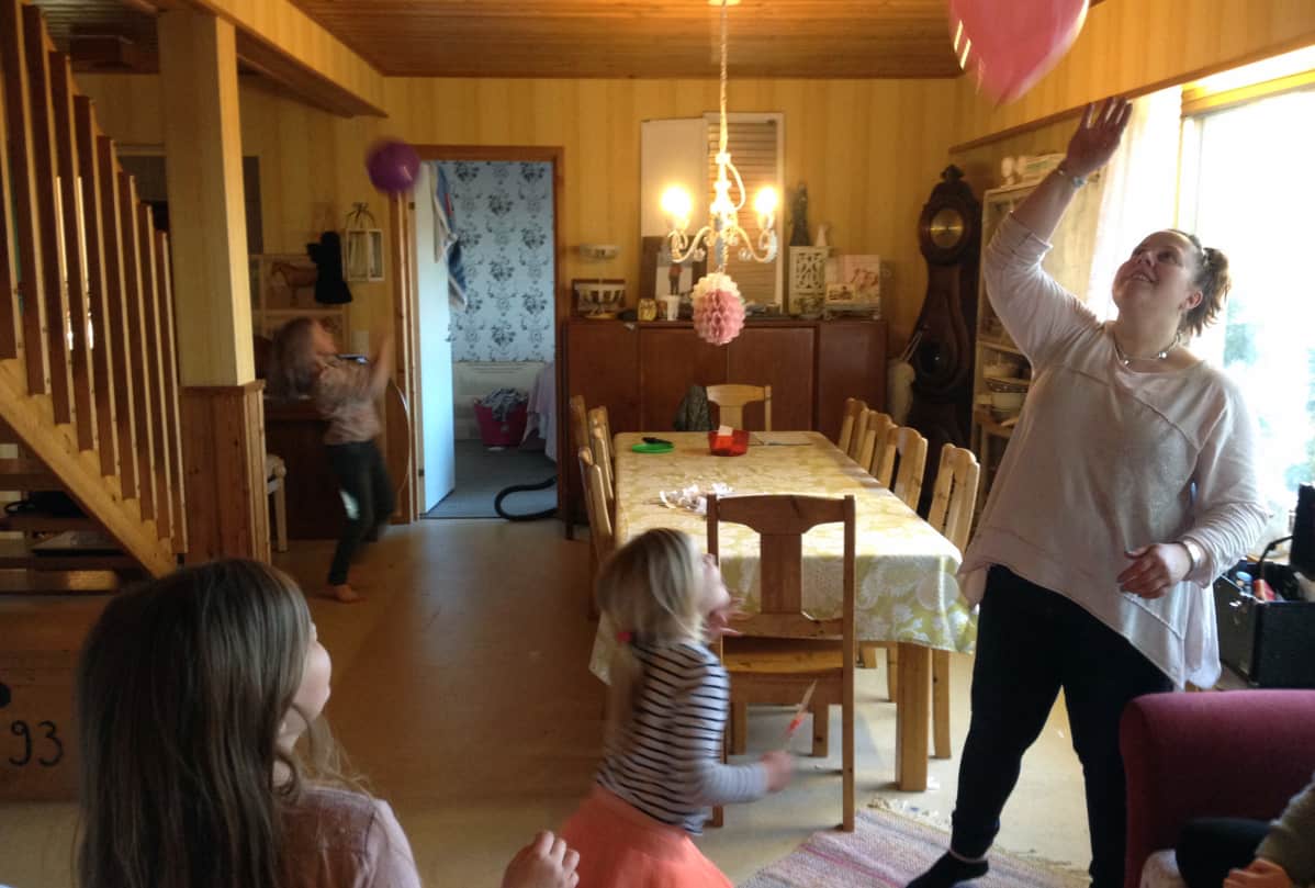 Henna ja lapset leikkivät vappupalloilla