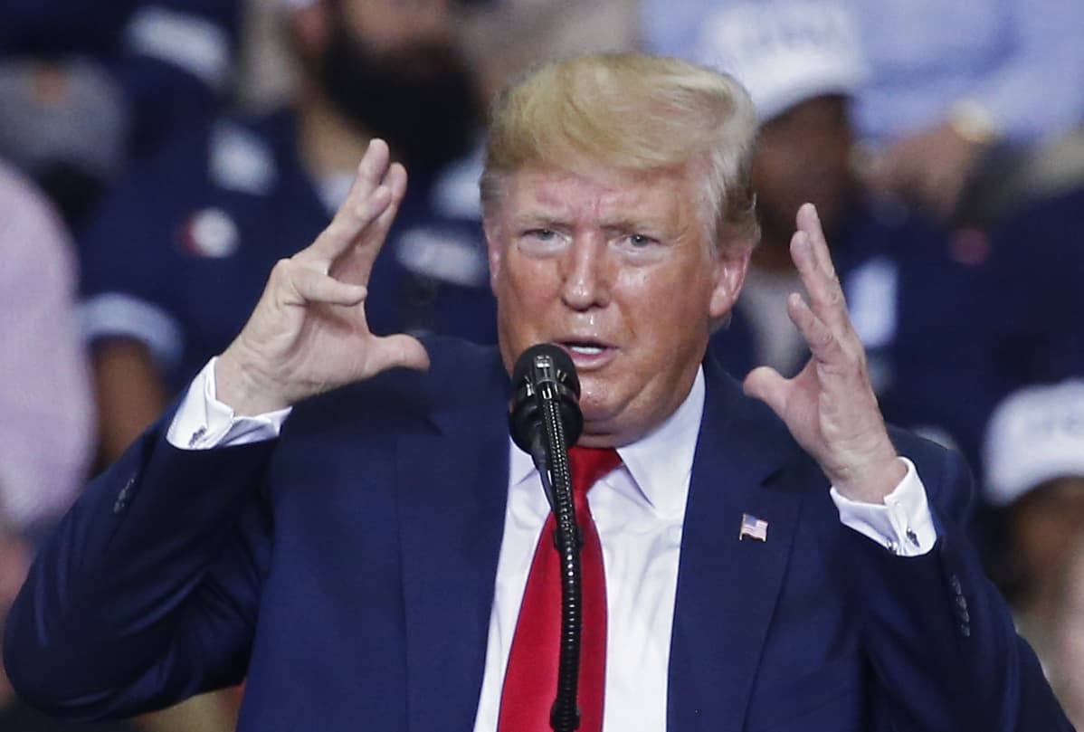 Käsillään elehtivä Donald Trump.