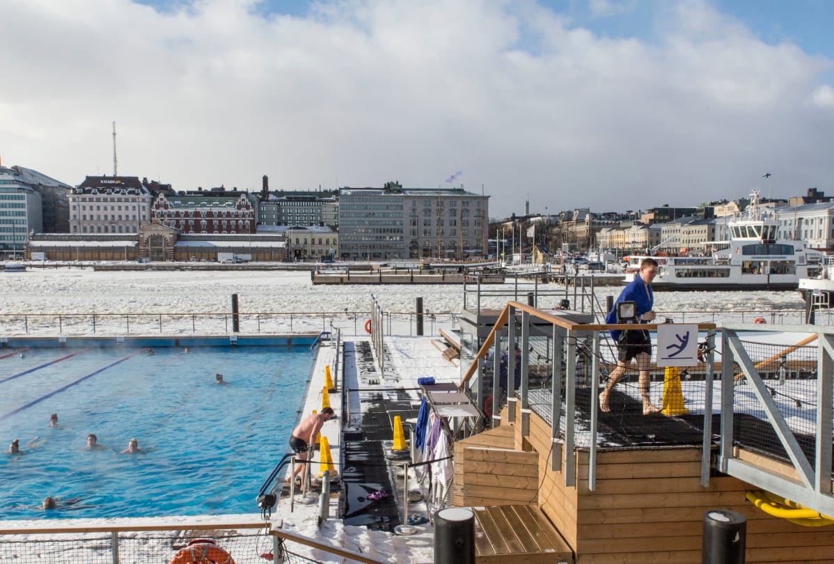 Pakkanen ei pidättele uimareita Katajanokan Helsinki Altaalla.
