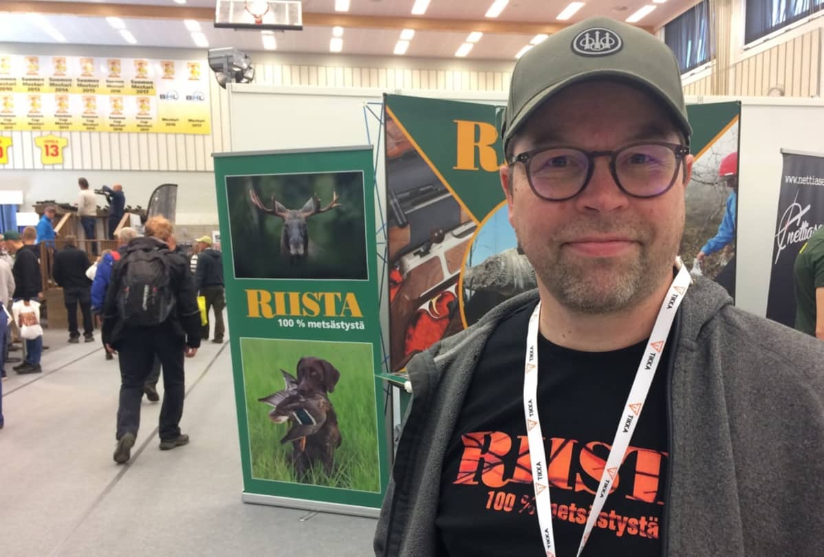 Riista-lehden päätoimittaja Pekka Mommo Erämessuilla