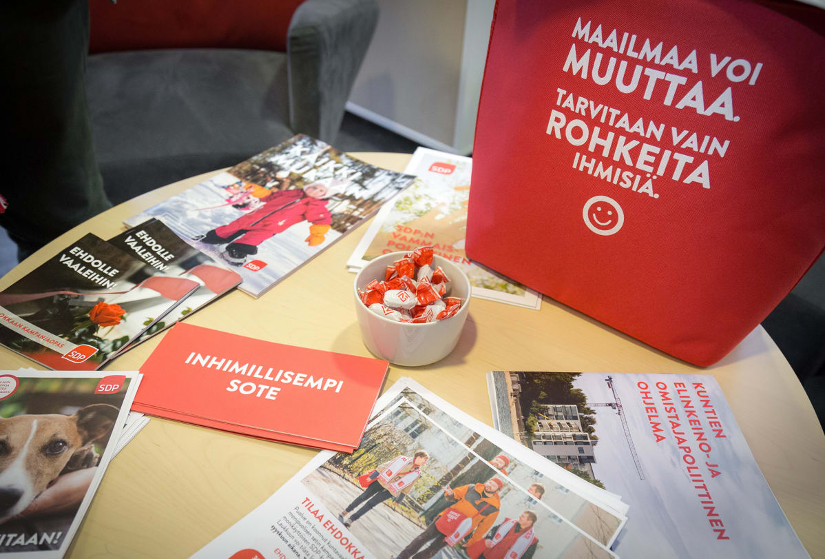 SDPn kuntavaaliesitteitä ja -tavaroita pöydällä.