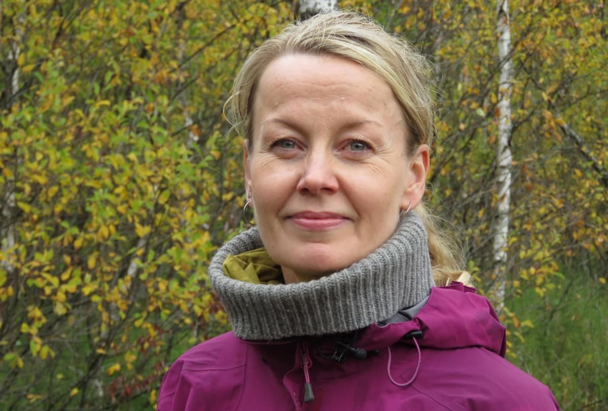 Satu Koivisto kosteikon harvassa koivikossa.