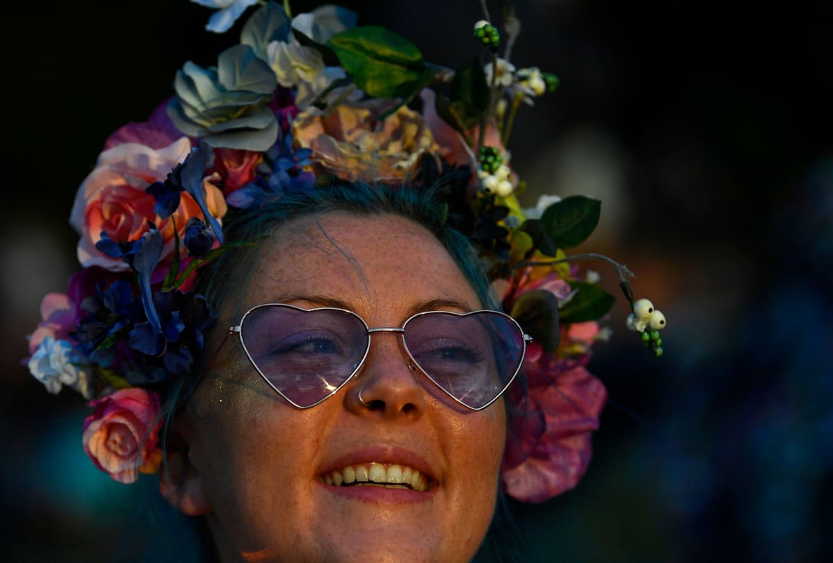 Festivaalikävijä Glastonburyssa.