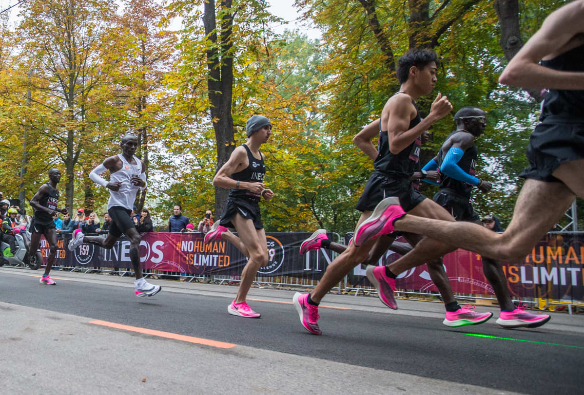 Eliud Kipchoge sai Wienissä apua lukuisilta jäniksiltä.
