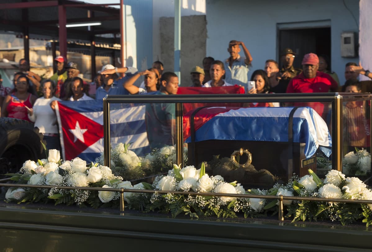 Fidel Castron hautajaissaattue matkalla kohti Santiago de Cubassa Santa Ifigeneian hautausmaata.