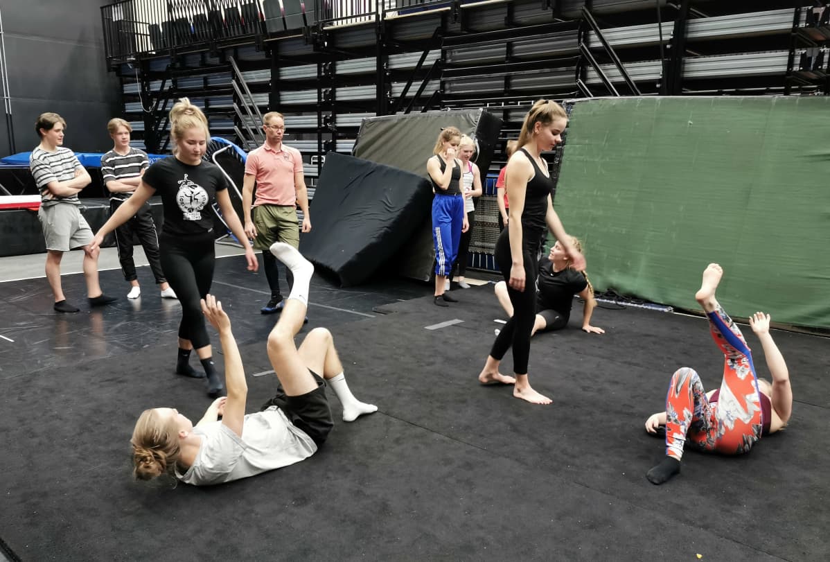 Sorin Sirkuksen esiintyvä ryhmä harjoittelee